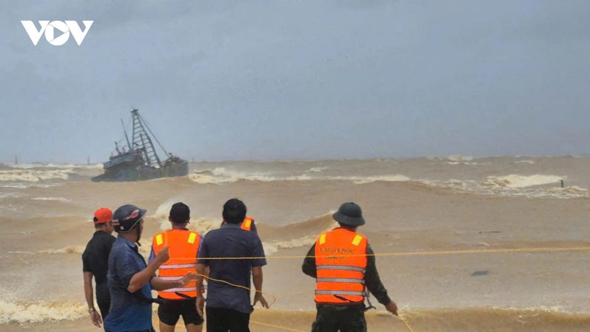 Bualoi landfall: Two fishing vessels with 11 on board sink off Quang Tri